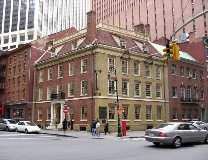 Why was Fraunces Tavern chosen for secret meetings?